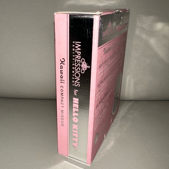 Impressions x Sanrio Hello Kitty Compact LED Mirror - Picture 5 of 8